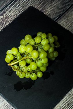 Lezzetli ve taze beyaz üzüm demet