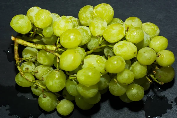 Lezzetli ve taze beyaz üzüm demet