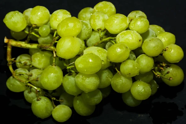Lezzetli ve taze beyaz üzüm demet