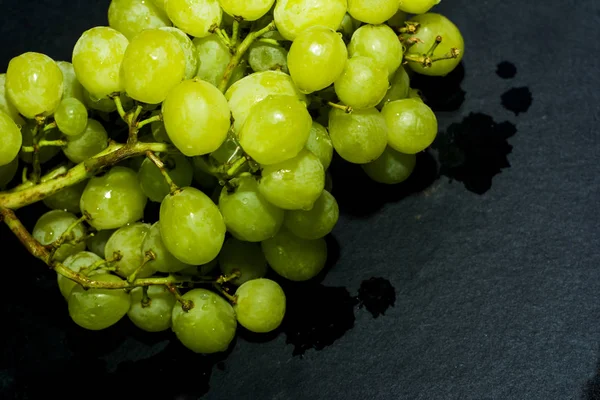 Lezzetli ve taze beyaz üzüm demet