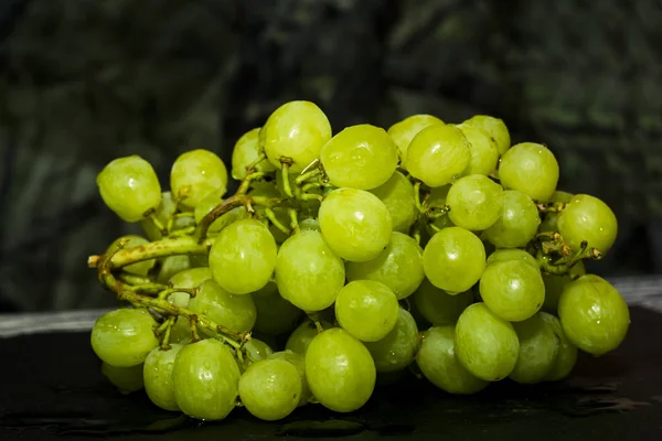 Lezzetli ve taze beyaz üzüm demet