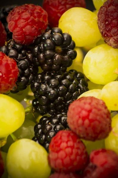 種類豊富なフルーツ ブラックベリー ラズベリー ブドウ — ストック写真