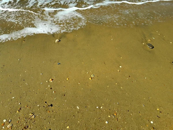 Kumlu Bir Plaj Gün Güneşli Yaz Yumuşak Dalgalar — Stok fotoğraf