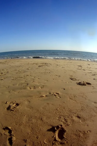 Morbide Onde Una Spiaggia Sabbiosa Una Giornata Estiva Soleggiata — Foto Stock