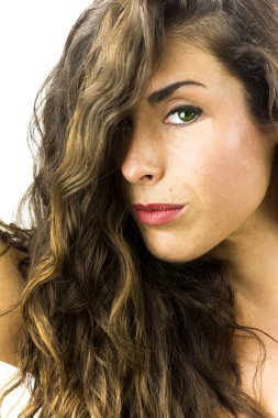 Beyaz arka planda güzel bir kadın