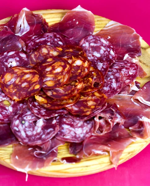 Tipik Spanyol Yemeği Jambon Sosis Ahşap Plaka Üzerinde — Stok fotoğraf