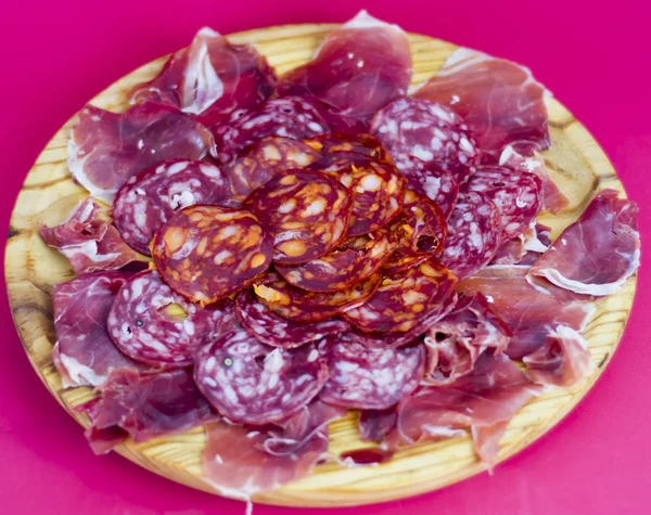 Tipik Spanyol Yemeği Jambon Sosis Ahşap Plaka Üzerinde — Stok fotoğraf