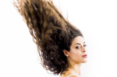 Beyaz arka planda güzel bir kadın