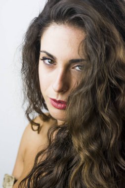 Beyaz arka planda güzel bir kadın