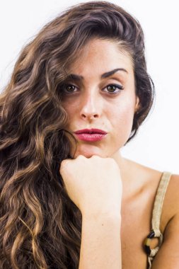 Beyaz arka planda güzel bir kadın