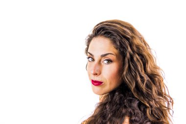 Beyaz arka planda güzel bir kadın