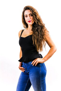 Beyaz arka planda güzel bir kadın