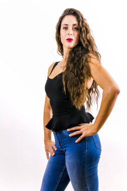 Beyaz arka planda güzel bir kadın