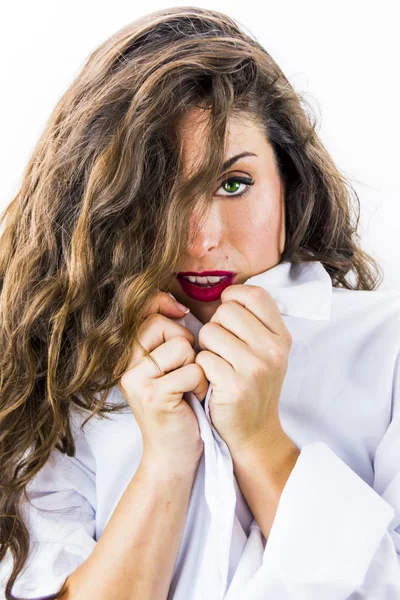 Mulher Bonita Tirando Sua Camisa Fundo Branco — Fotografia de Stock