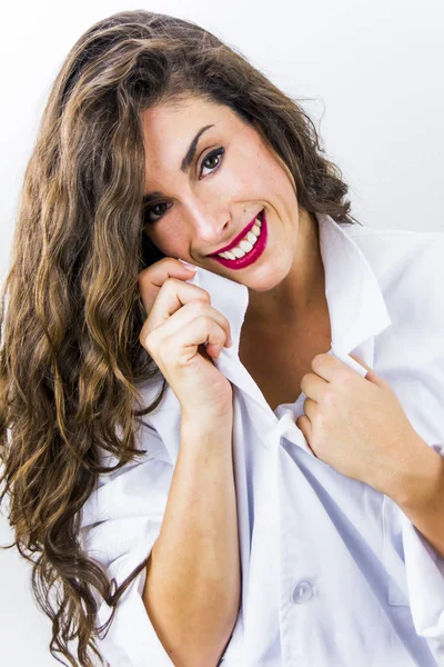 Hermosa Mujer Quitándose Camisa Sobre Fondo Blanco —  Fotos de Stock