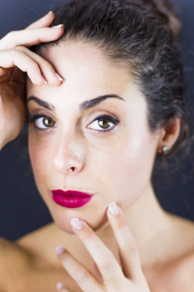 Hermosa Mujer Sobre Fondo Negro — Foto de Stock