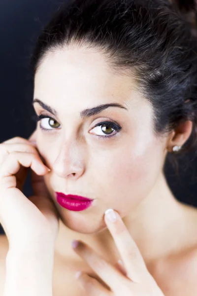 Hermosa Mujer Sobre Fondo Negro — Foto de Stock