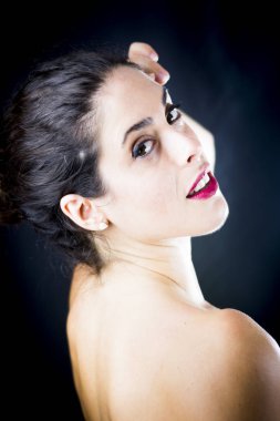Siyah arka planda güzel bir kadın