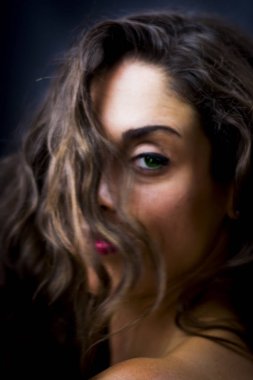 Siyah arka planda güzel bir kadın