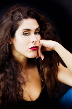 Siyah arka planda güzel bir kadın