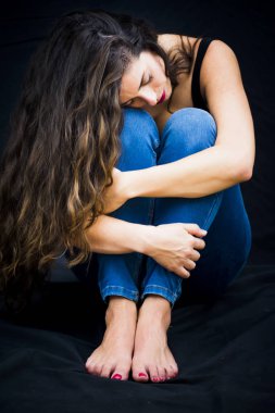 Siyah arka planda güzel bir kadın