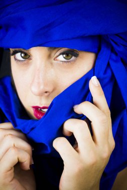 Siyah zemin üzerine mavi trub güzel bir kadınla