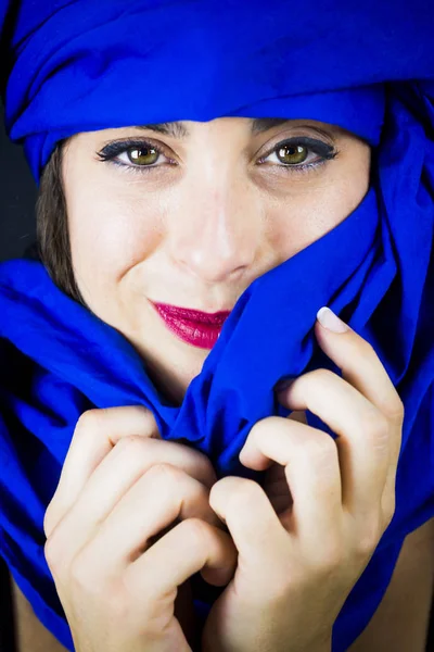 Mooie Vrouw Met Blauwe Trub Zwarte Achtergrond — Stockfoto