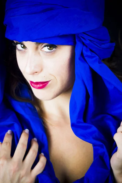 Krásná Žena Modrým Trub Černém Pozadí — Stock fotografie