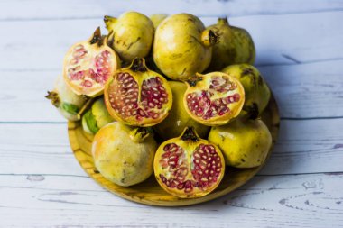 Nar meyve ahşap plaka üzerinde