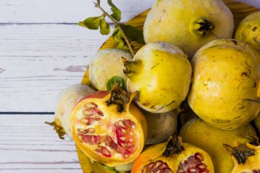 Nar meyve ahşap plaka üzerinde