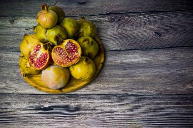 Nar meyve ahşap plaka üzerinde