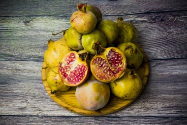 Nar meyve ahşap plaka üzerinde