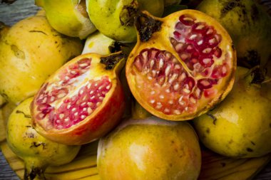 Nar meyve ahşap plaka üzerinde