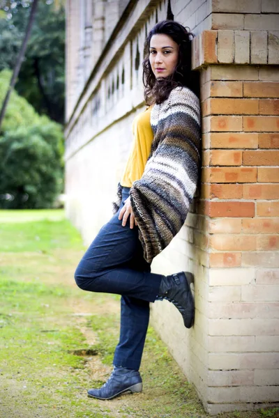 Mulher Bonita Com Cabelo Morena Parque — Fotografia de Stock