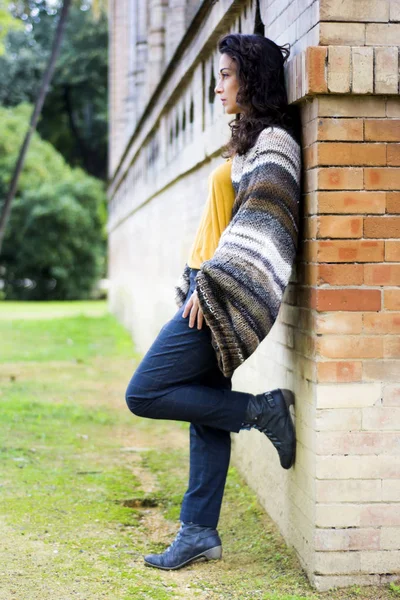 Belle Femme Aux Cheveux Bruns Dans Parc — Photo