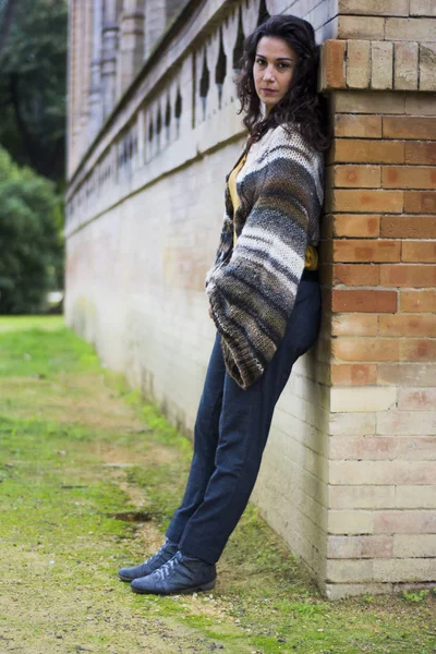 Красива Жінка Брюнеткою Волосся Парку — стокове фото