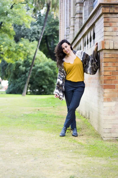 Mulher Bonita Com Cabelo Morena Parque — Fotografia de Stock