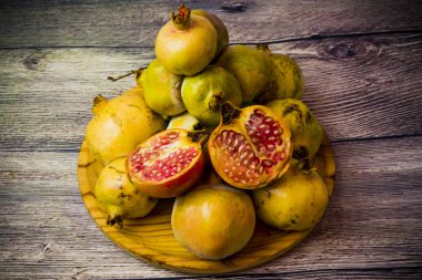 Nar meyve ahşap plaka üzerinde