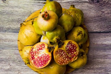 Nar meyve ahşap plaka üzerinde