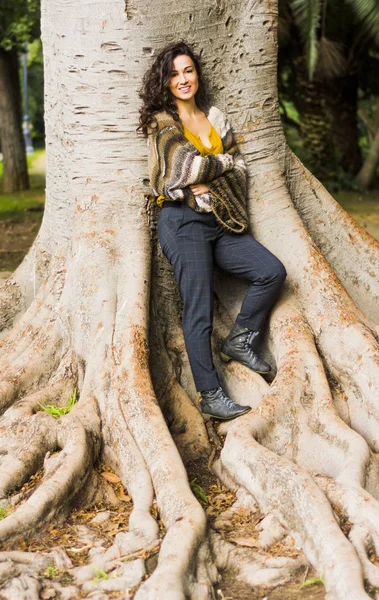 Hermosa Mujer Con Pelo Morena Parque —  Fotos de Stock