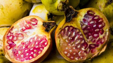 Nar meyve ahşap plaka üzerinde