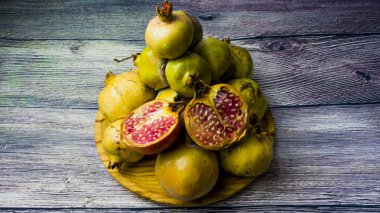 Nar meyve ahşap plaka üzerinde