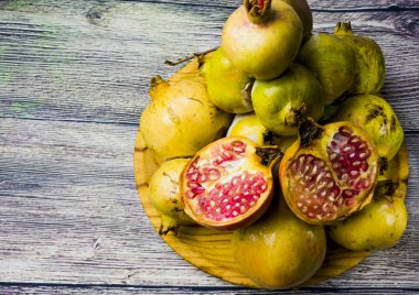 Nar meyve ahşap plaka üzerinde