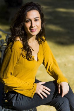 Parkta esmer saçlı güzel kadın