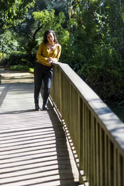 Hermosa Mujer Puente Madera Parque — Foto de Stock