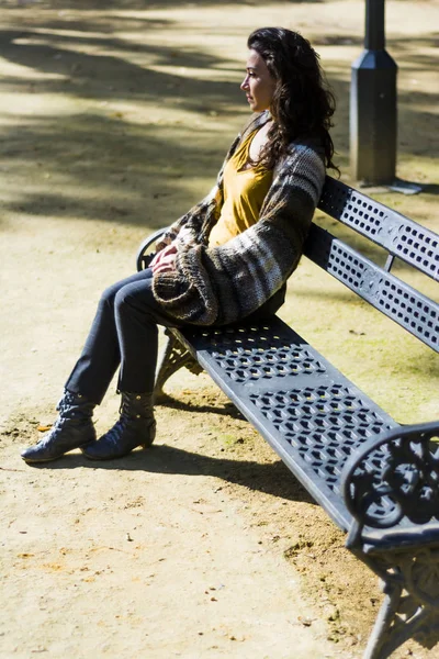 Hermosa Mujer Con Pelo Morena Parque — Foto de Stock