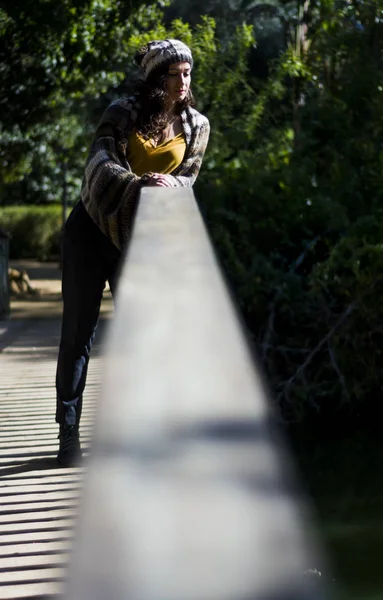 公園の木製の橋の上で美しい女性 — ストック写真