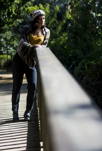 公園の木製の橋の上で美しい女性 — ストック写真