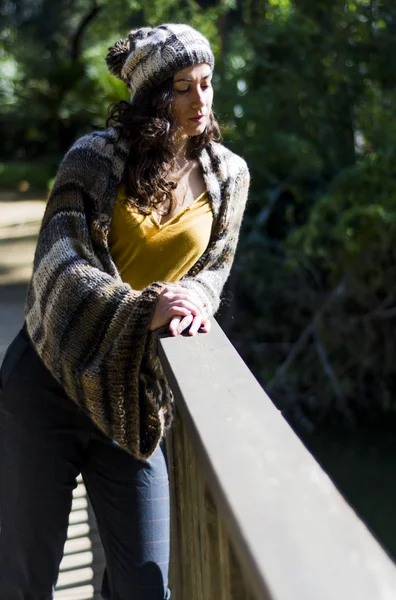 Hermosa Mujer Puente Madera Parque — Foto de Stock