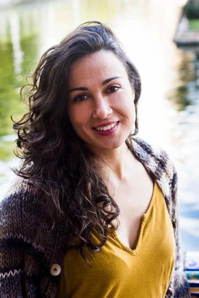 Mulher Bonita Com Cabelo Morena Parque — Fotografia de Stock